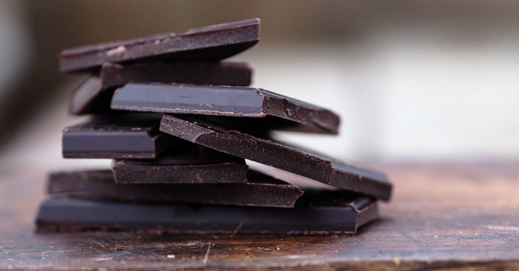الشوكولاتة الداكتة - عشرة أطعمة أساسية تخفض من ضغط الدم - Hypertension dark chocolate